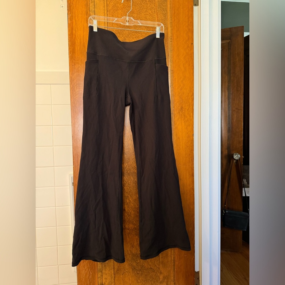 Athleta Salutation Stash Rib Flare pant with pockets. Black size large.